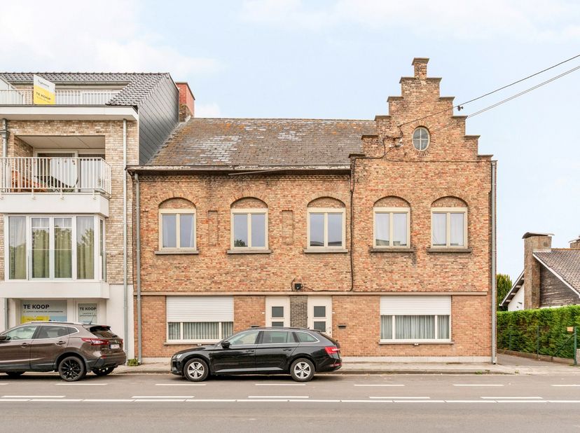 Deze grotendeels gerenoveerde woning bevindt zich nabij het centrum van diksmuide op wandelafstand van de Grote Markt en bestaat uit:<br />
<br />
KEL