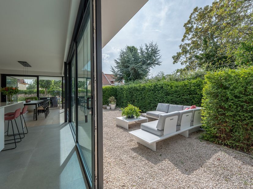 Hedendaagse, recente villa met zonnige tuin en terrassen, rustig gelegen in een residentiële wijk op wandelafstand van het centrum van Knokke. Indelin