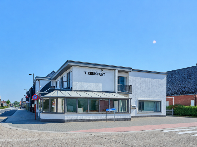 Ruim 3-slaapkamerappartement met groot terras, garagebox en polyvalente handelsruimte<br />
Bent u op zoek naar een ruim appartement met drie slaapkam
