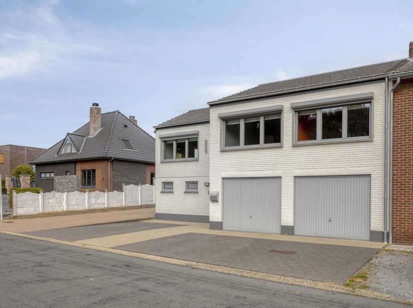 Halfvrijstaande woning met 3 slaapkamers, 2 inpandige garages en ruime tuin op 12a 31ca.<br />
Deze verzorgde halfvrijstaande woning is rustig gelegen