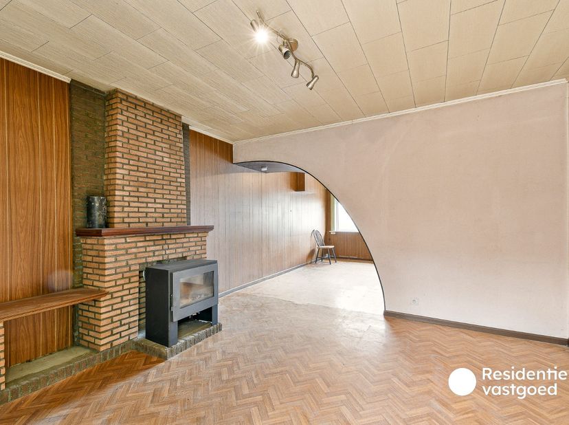 Deze rijwoning biedt een mooie opportuniteit voor wie op zoek is naar een renovatieproject met potentieel. De woning beschikt over een aangename leefr