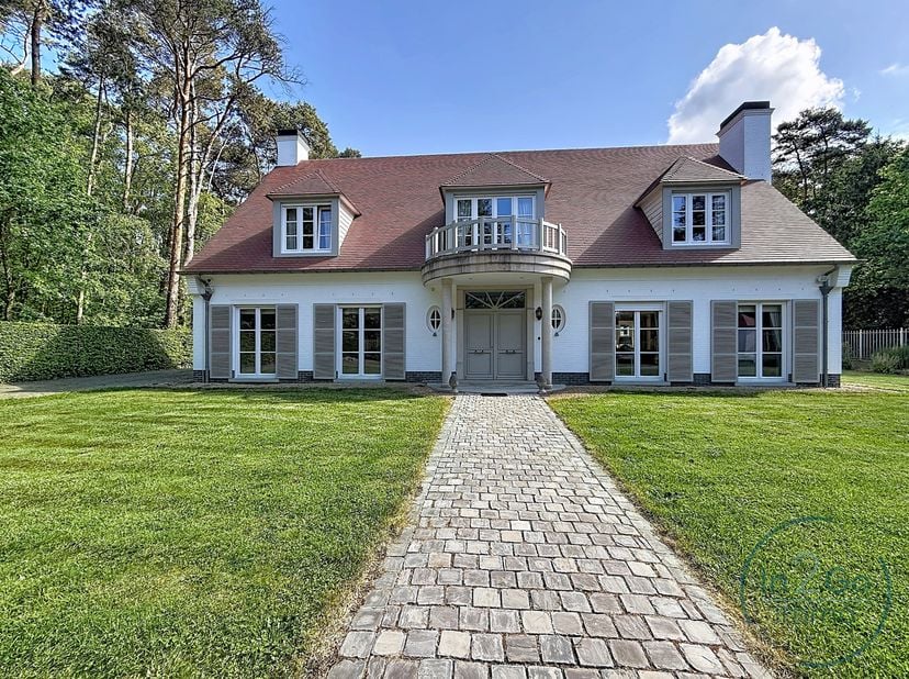 Ontdek deze uitzonderlijk ruime en lichtrijke villa, rustig gelegen en gerealiseerd door b+ met oog voor kwaliteit. Deze prachtige woning bevindt zich