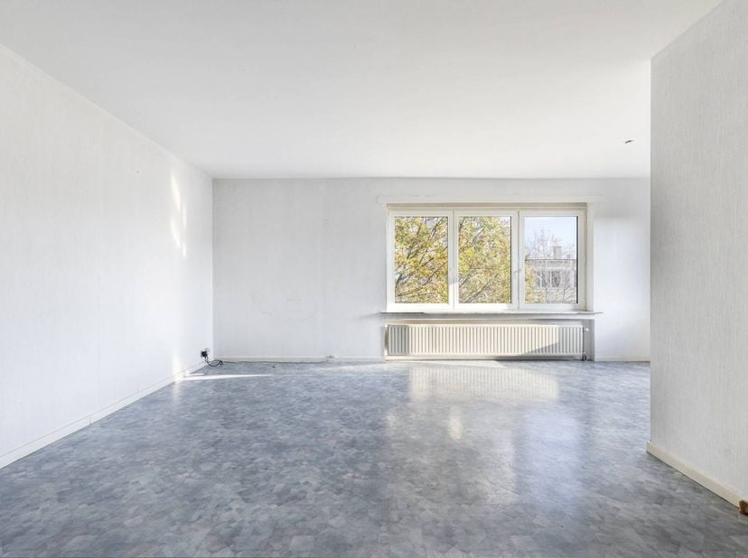 Le bâtiment bien entretenu comprend trois appartements spacieux de deux chambres d'environ 95 m², chacun avec terrasse. La quasi-totalité du bâtiment