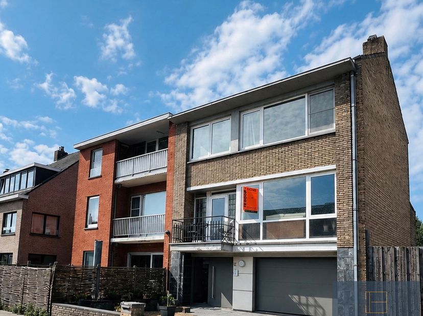 Op zoek naar een verrassend ruime woning op een rustige ligging in Sint-Kruis? Deze verzorgde halfopen bel-etagewoning biedt een zee aan ruimte, een p
