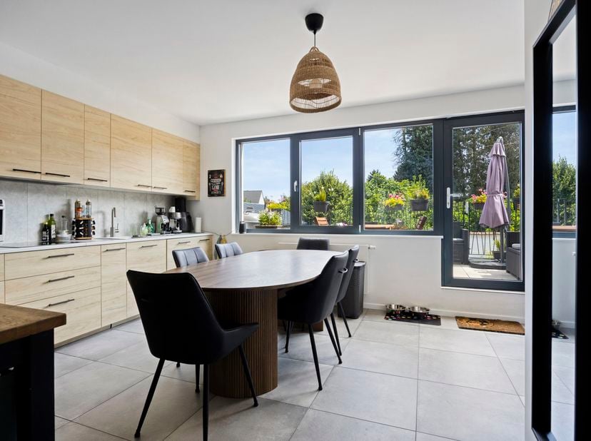 Appartement duplex prêt à emménager comprenant 3 chambres, un lumineux séjour avec cuisine ouverte, une terrasse ensoleillée de 14,5 m², des panneaux