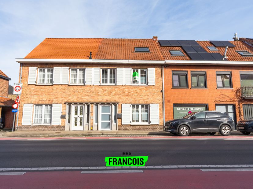 Vous recherchez une maison clé en main dans un emplacement central ? Alors cette charmante maison le long de la Moerkerkse Steenweg à Sint-Kruis mérit