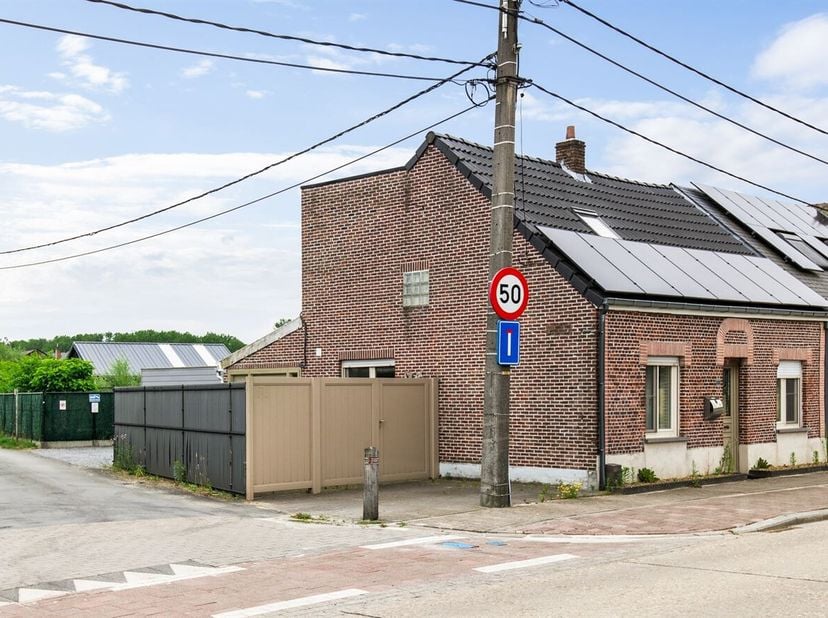 Op te frissen woning met 2 slaapkamers en zonnepanelen<br />
Bent u op zoek naar een woning die u volledig naar eigen smaak kunt opfrissen? Dan is dez