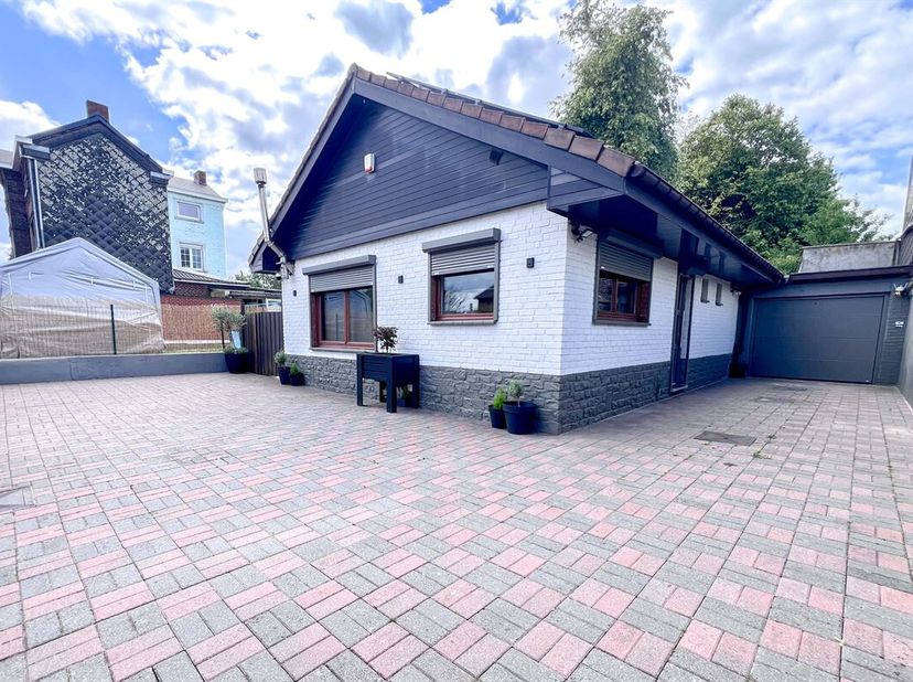 Trassud presenteert u een prachtige, volledig gerenoveerde gelijkvloerse woning. De woning bestaat uit een hal met een wasruimte en een apart toilet;