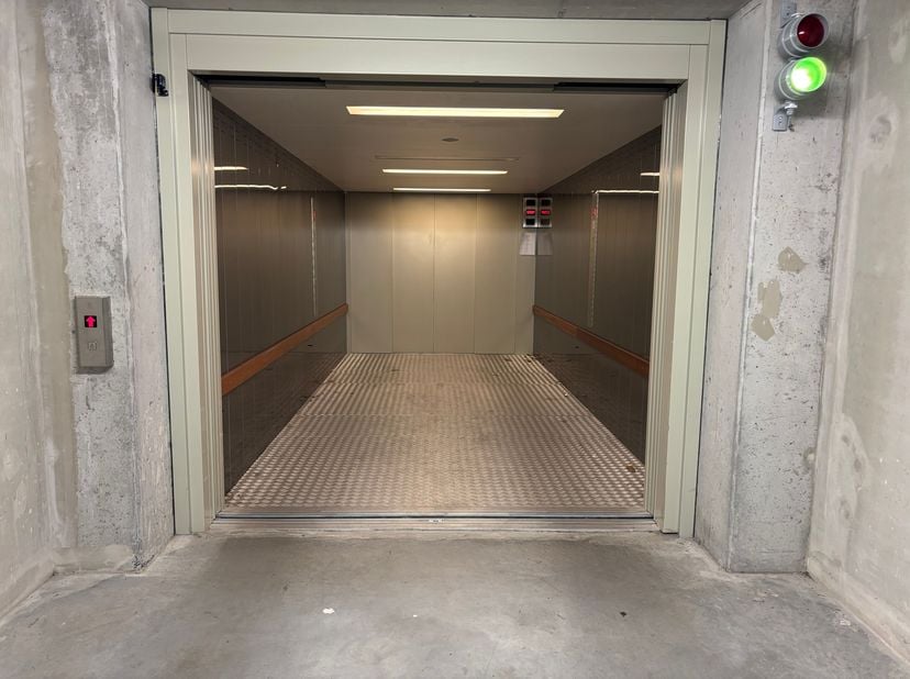 Située dans le quartier européen de Bruxelles, à deux pas des institutions européennes, entre la rue de la Loi et la rue Belliard, nous proposons une