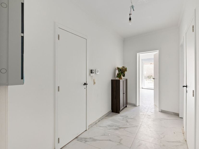 Ligging: Dit prachtig appartement is centraal gelegen nabij de Bredabaan en de Groenendaallaan. Op wandelafstand van verschillende scholen, winkels, h