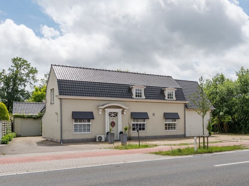 NIEUW TE KOOP in PELT: Charmante, klassevol landhuis met ruime leef- en slaapruimtes (242m2 woonoppervlak), prachtige zuidgerichte parktuin, een parad