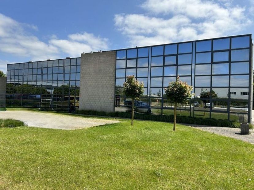 Investeringspand te koop, strategisch gelegen nabij het op- en afrittencomplex Leuven/Haasrode. Gevestigd in een modern kantoorgebouw met verzorgde tu