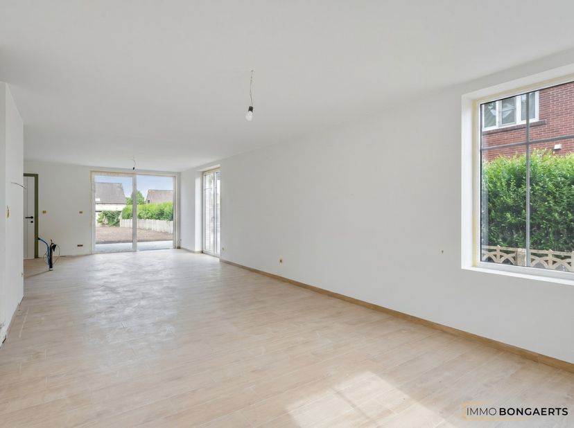 Volledig afgewerkte nieuwbouwwoning met 4 slaapkamers op ruim perceel van 5a 43ca nabij het centrum van Opglabbeek.<br />
Gelegen op een ruim perceel