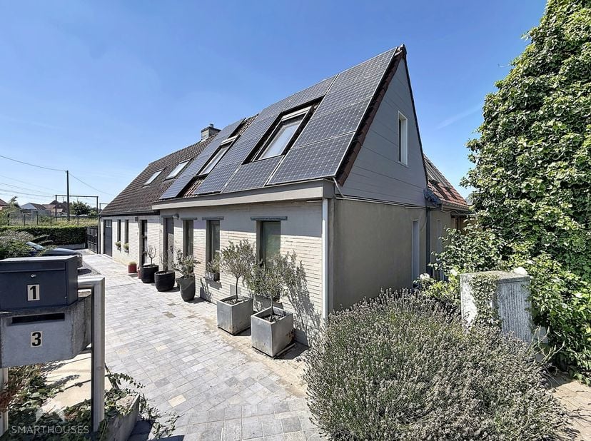 Halfopen bebouwing op een perceel van 895 m², gelegen in een oase van groen en rust nabij het natuurgebied De Gavers. De woning bestaat uit een inkomh