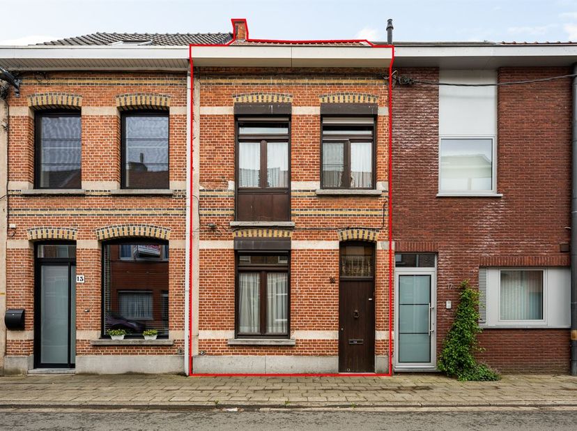 Op te frissen woning met 2 slpks, tuin en garage!<br />
Deze woning bevindt zich op een rustige maar centrale locatie, vlakbij het centrum van Lier, z