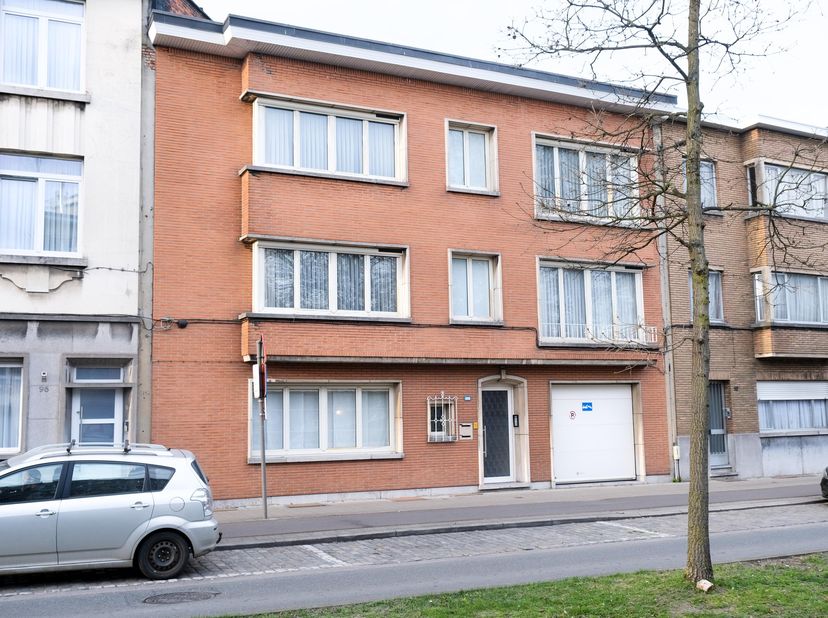 Cette maison rénovée offre un luxe moderne et une distribution spacieuse. Avec une largeur de façade de 12 mètres, il s’agit d’une habitation lumineus