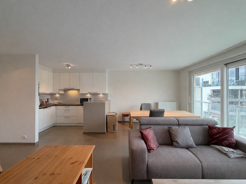 In Residentie 'Julie' vind je dit mooie en recente appartement op een tweetal minuten van de oprit van de E40, de winkels en het openbaar vervoer. Voo