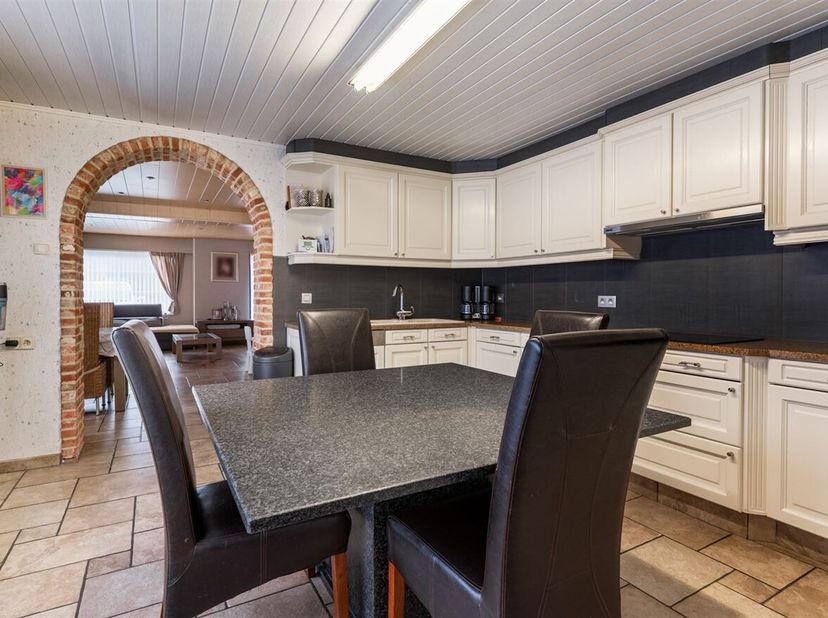 Journée portes ouvertes le samedi 14 mars de 12h30 à 13h30<br />
Maison très bien entretenue, entièrement rénovée avec garage et 3 boxes à chevaux sur