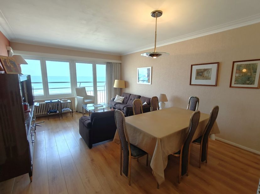 Dit ruime appartement van 89 m² biedt een schitterend panoramisch zicht op het strand en de Noordzee. Dankzij de grote raampartijen baadt de woonkamer