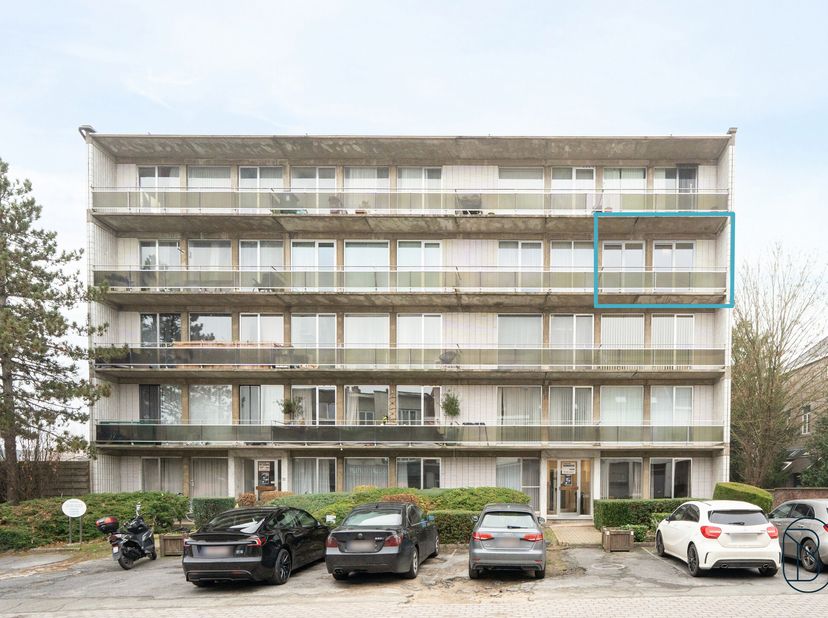 Instapklaar 2-slaapkamerappartement met terras, nieuwe keuken en conforme elektriciteit, centraal gelegen en ideaal voor comfortabel wonen of invester