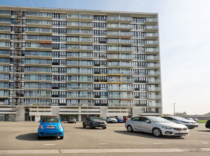 Op een uitstekende locatie te Bredene bevindt zich, op de 5de verdieping, dit gezellige appartement met twee slaapkamers en terras met uitzicht op de