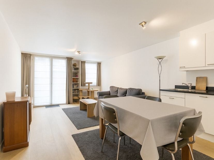 Knokke: Gezellig 1-slaapkamerappartement te koop met zonnig terras in de Residentie "Porthos", gelegen in een rustige straat op een centrale ligging.O