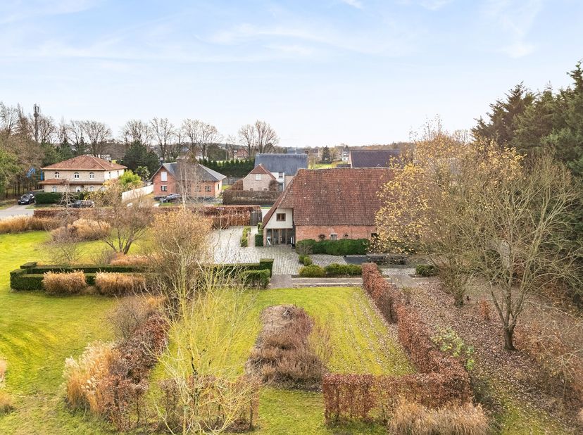 In een rustige doodlopende straat te Sint-Katelijne-Waver, en toch vlot bereikbaar, bevindt zich deze karaktervolle hoeve op een uitzonderlijk ruim pe
