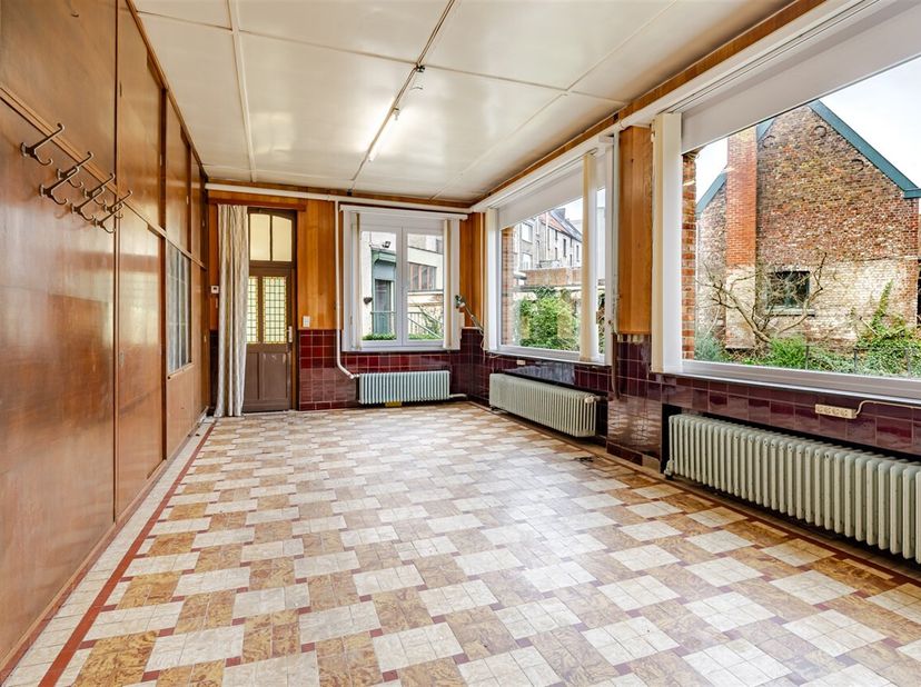 Deze charmante kantoorruimte bevindt zich op een toplocatie centrum Gent.<br />
Op het gelijkvloers beschikt dit eigendom over kantoorruimte van 65,68