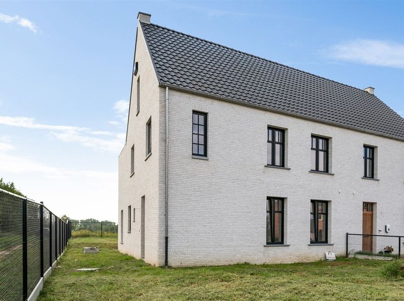 Lichtrijke nieuwbouwwoning met 4 slaapkamers en een zuidgerichte tuin<br />
Omschrijving:<br />
Bij het binnenkomen word je verwelkomd in de centrale