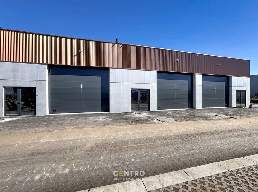 Het betreft hier een nieuw bedrijfsverzamelgebouw, bestaande uit 18 KMO-units en 2 kantoren.&amp;nbsp;<br />
Rondom het gebouw is een private weg aangeleg