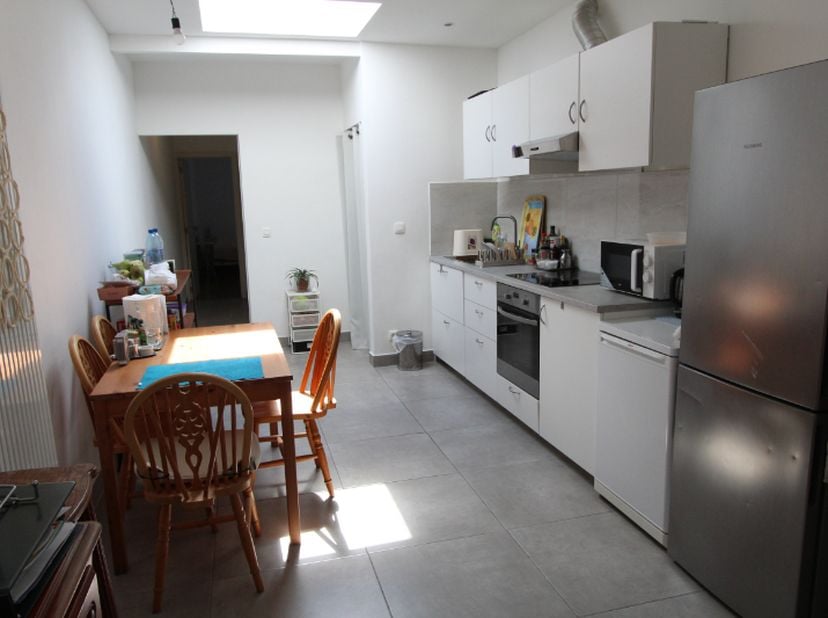 Gelijkvloers&amp;nbsp; 2 à 3-slpk appartement in een kleine residentie, uitstekend gelegen te Sint-Amandsberg.<br />
Hier woon je vlakbij het centrum van