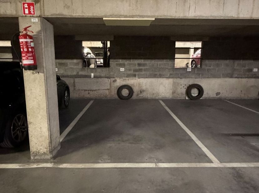 Deze ruime parkeerplaats bevindt zich in de gegeerde Residentie Santhooft, op een uitstekende en zeer centrale ligging in Nieuwpoort-Bad. Dankzij de r