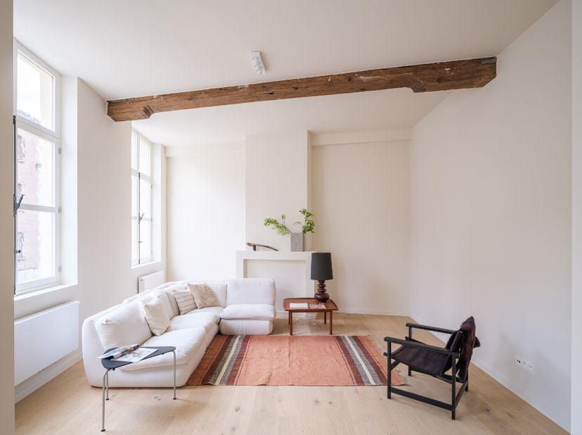 Stijlvol gerenoveerd duplexappartement met zonnig terras in het centrum van Gent<br />
<br />
Voor bezoekaanvragen: info@carloeggermont.be<br />
<br /