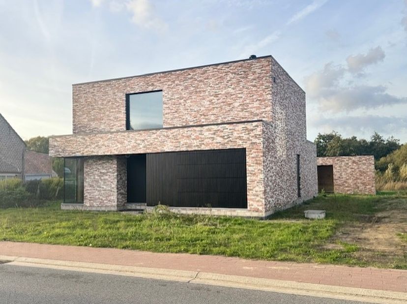 Moderne casco woning met unieke ligging in Molenstede. Te koop onder BTW-stelsel!<br />
<br />
Ontdek deze uitzonderlijke casco-woning in het charmant