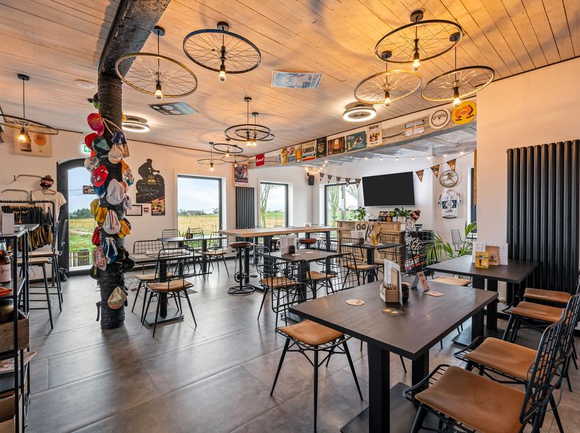Te koop: vergund fietshotel en/of ideale B&amp;B. Unieke investeringskans! Dit volledig vergunde fietshotel/B&amp;B is ideaal gelegen en perfect ingericht voo
