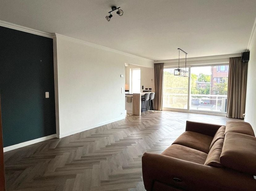 Prachtig appartement met 2 slpks., terras en garagebox. <br />
Ligging:  Het appartement is gelegen in het centrum van Beerse.<br />
Alle voorzieninge
