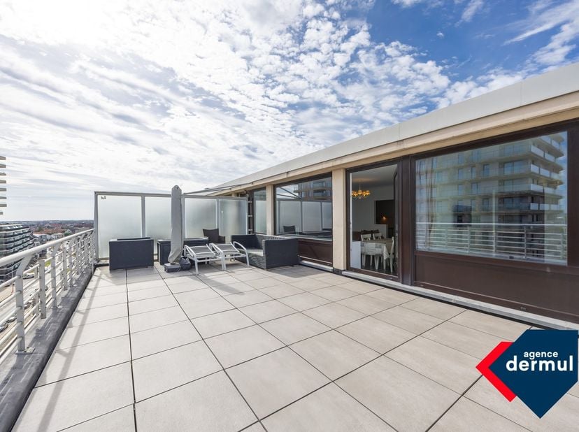 Au 9ᵉ étage de la résidence Los Angeles à Mariakerke, ce charmant appartement sous toit attend son nouveau propriétaire. Grâce à son agencement lumine