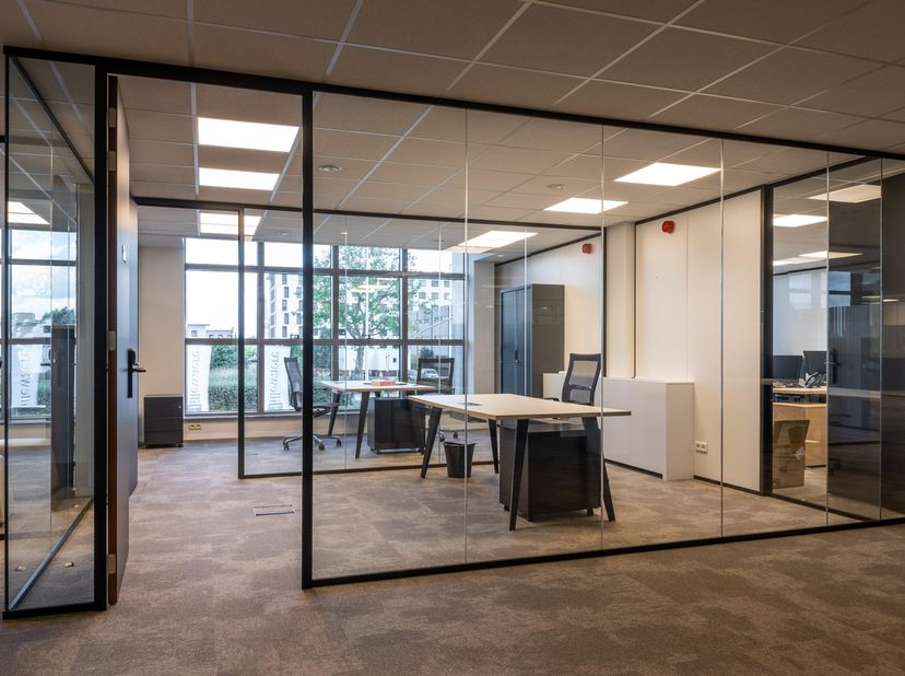 Modulair werken op een inspirerende locatie in Business-center d'Offiz te Turnhout. <br />
Gelegen aan de Parklaan (Ring Turnhout) in een kantoorgebou