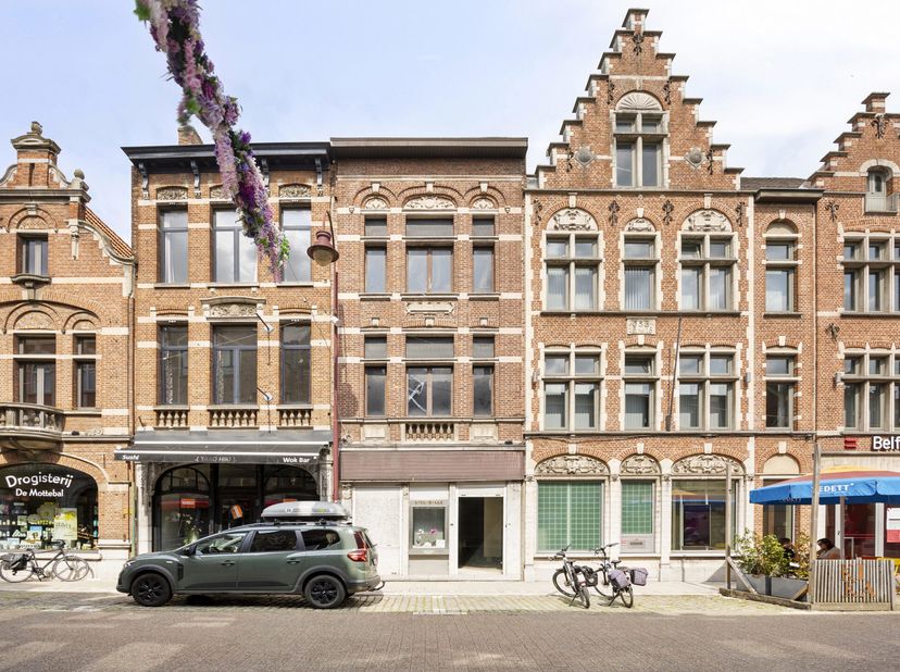 Au cœur d’Aarschot se trouve ce bien commercial unique avec maison attenante, un bâtiment plein de potentiel pour ceux qui recherchent un projet de ré