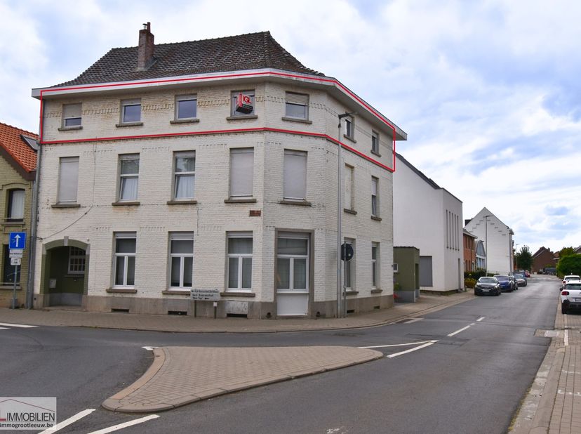 Immo Groot Leeuw stelt u dit 1-slaapkamer appartement voor in het centrum van Sint-Pieters-Leeuw. Het appartement bevindt zich op de 2de verdieping va