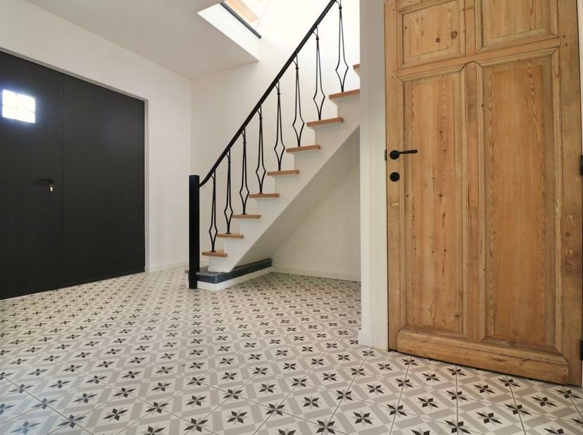 Deze prachtige woning is een ware streling voor het oog. De woning is volledig gerenoveerd met een schitterende combinatie van rustieke en moderne ele