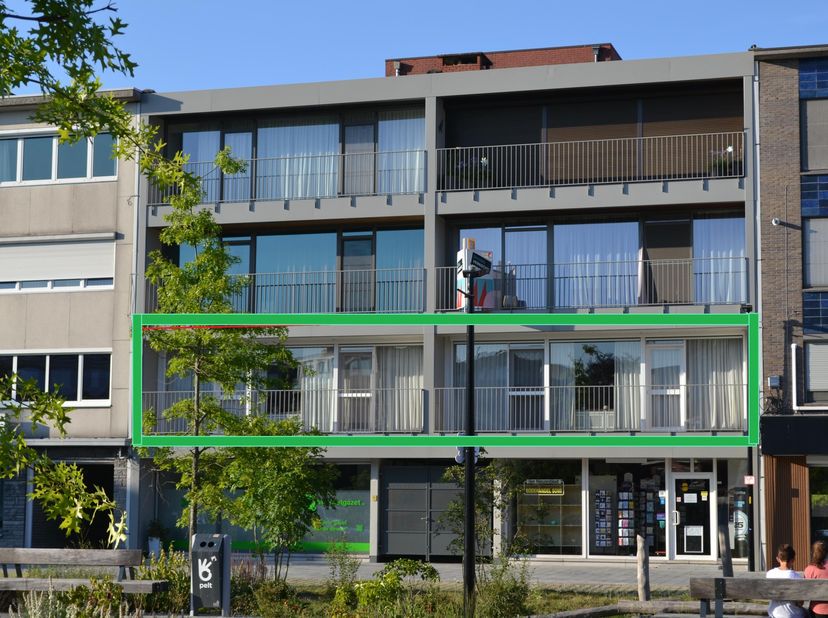 Instapklaar en ruim ( + 200m2 ) appartement op toplocatie aan het bruisende Marktplein te Neerpelt. Het appartement is gelegen Marktplein 11-12 op de