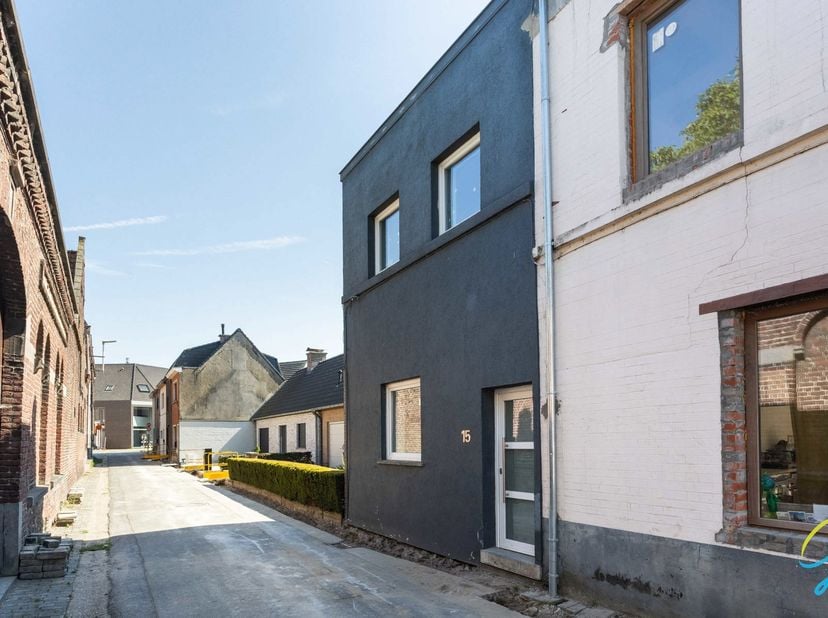 Bent u op zoek naar een rustig gelegen woning met een zonnige, zuidgerichte tuin en een uitstekende ligging? Dan is deze charmante woning beslist een