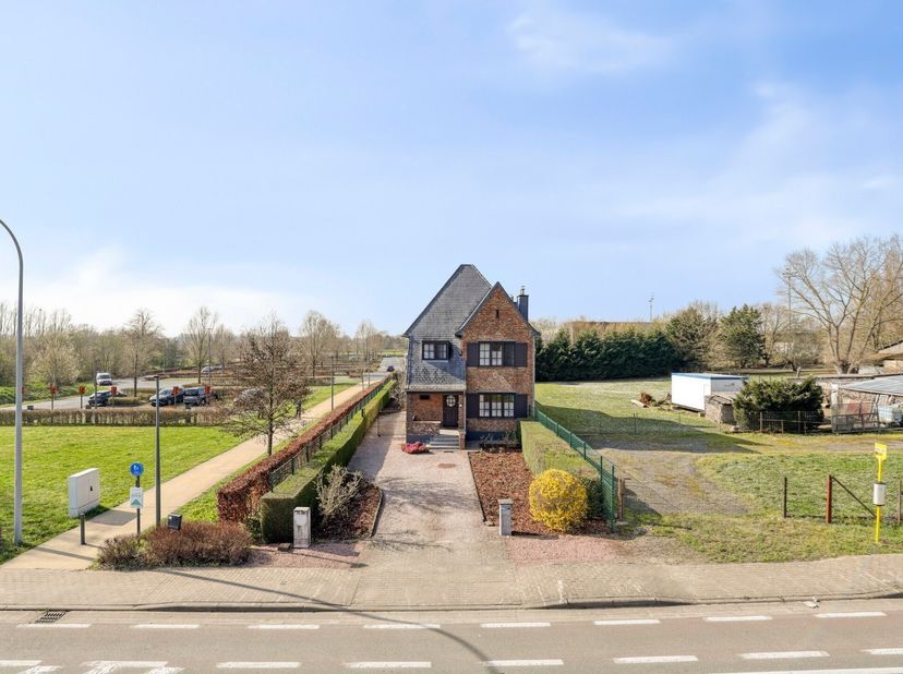 Achter deze charmante gevel schuilt een warme en uitnodigende thuis. De klassieke baksteenarchitectuur, gecombineerd met een landelijke uitstraling, z