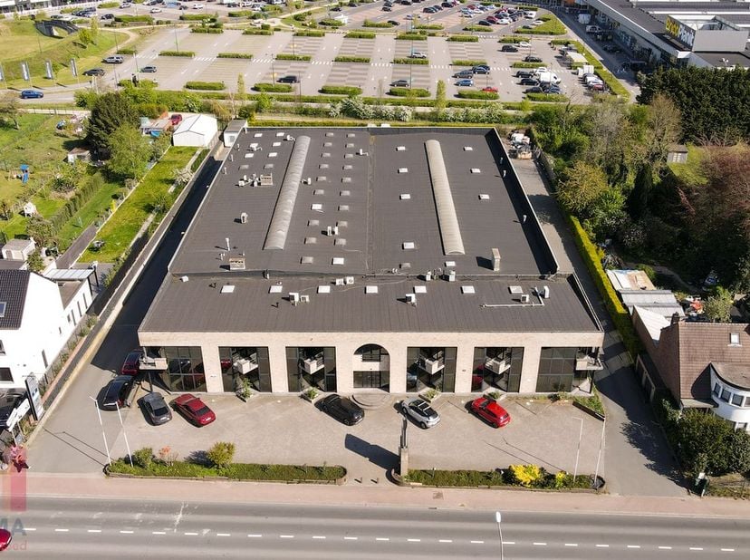 Uitstekend gelegen stand-alone bedrijfsgebouw op een terrein van 5.905 m², bestaande uit een combinatie van opslagruimtes, kantoren, twee appartemente