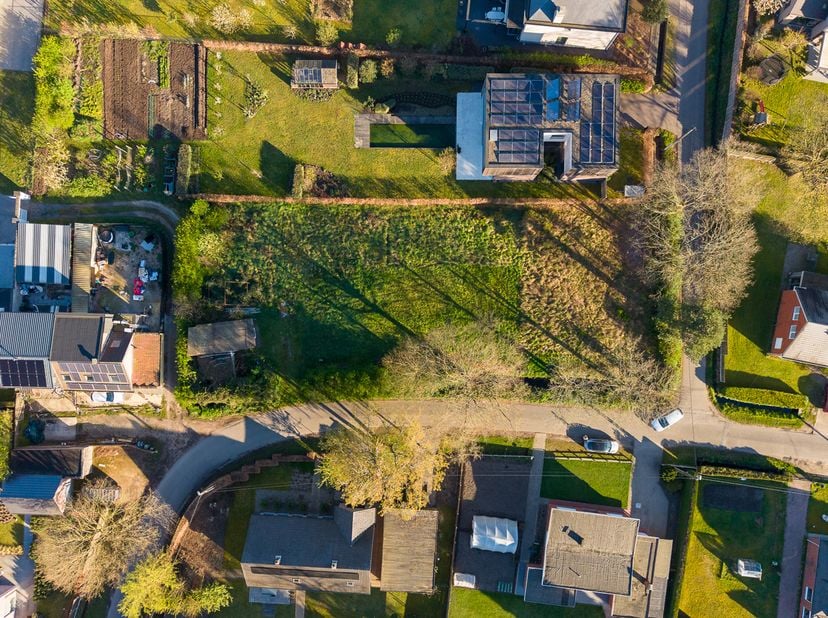 ZW-gelegen perceel bouwgrond van 1.827 m² in rustige straat vlakbij centrum Zoersel<br />
LOCATIE<br />
Wonen in Zoersel is wonen in het groen, met ee