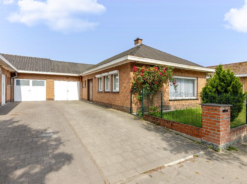 Bent u op zoek naar een instapklare bungalow in Waarschoot ? Deze charmante gelijkvloerse woning beschikt over drie slaapkamers, een lichtrijke leefru