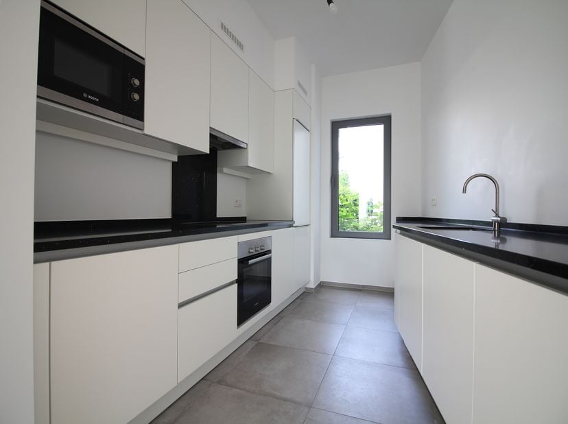 In een recent gebouw ligt dit lichte 2-kamerappartement van 110 m² + terras van 24 m² op de begane grond van het pand; het biedt de bewoners alle comf