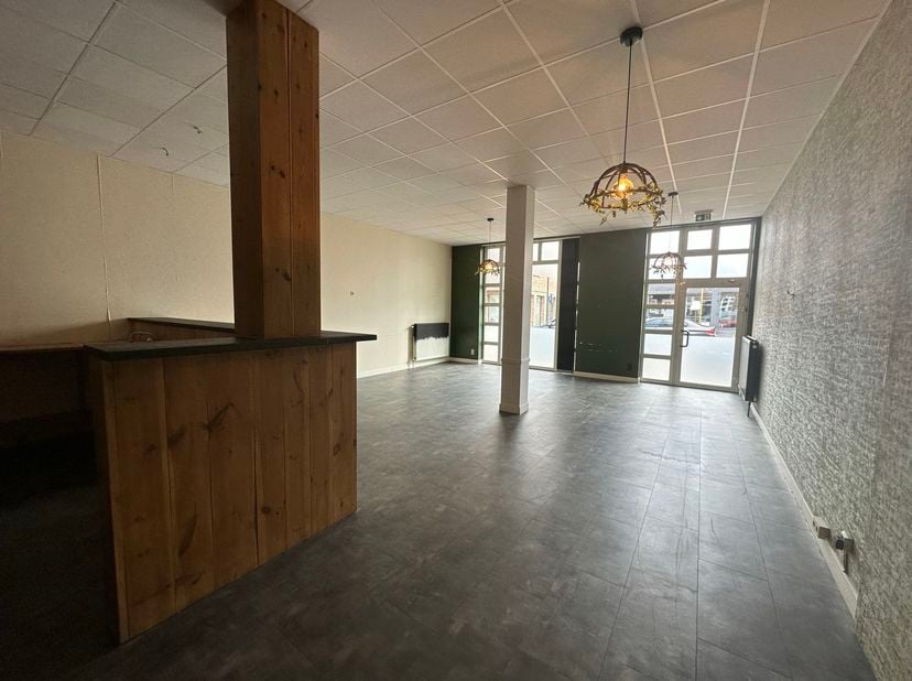 Winkel- of kantoorruimte (EPC label B) met private parking, gelegen in het centrum van Houthalen tussen 2 publieke, gratis, parkeerplaatsen, het John