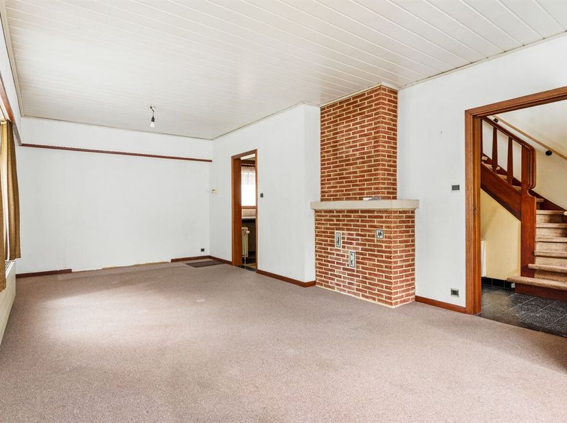 Ligging: Gelegen in een rustige, groene buurt nabij de Romboutweg in Brasschaat, vind je deze woning met veel potentieel. De centrale ligging vlakbij